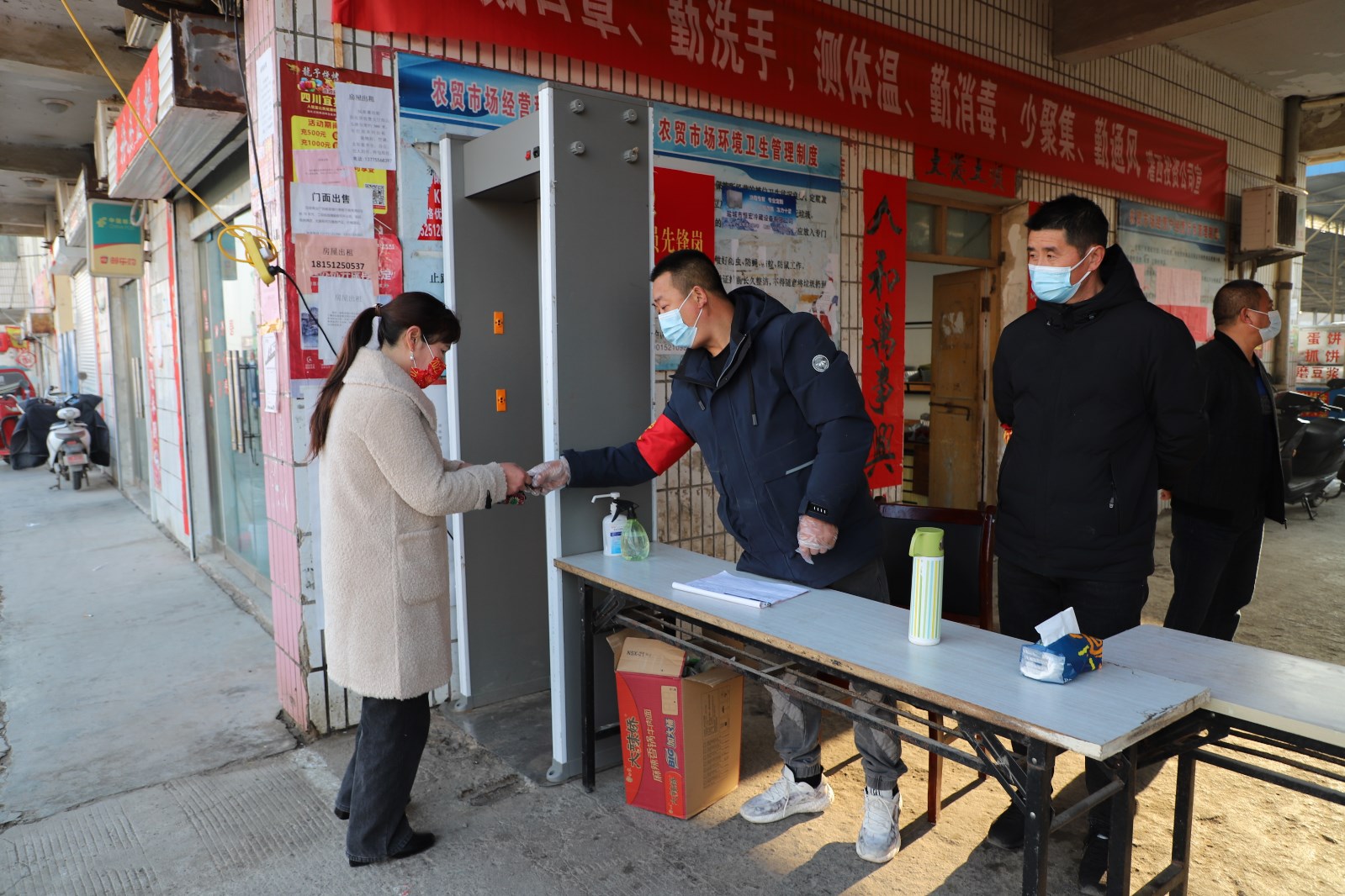 農(nóng)貿(mào)市場加強(qiáng)防疫管理.JPG